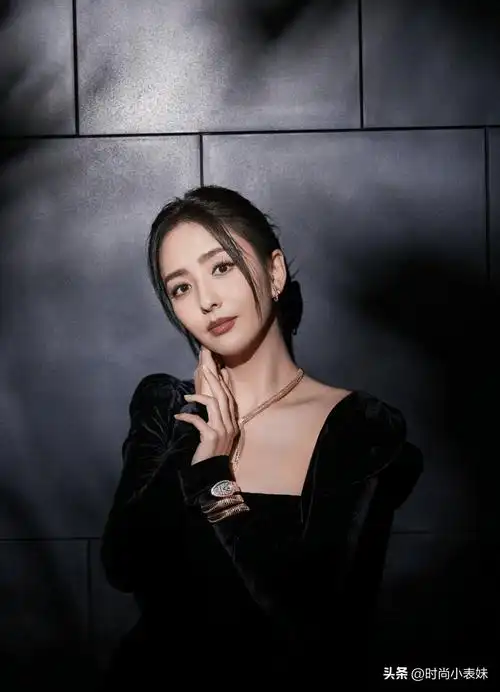 这一身穿搭不仅凸显出了佟丽娅时尚,时尚,优雅的一面,而佟丽娅也将