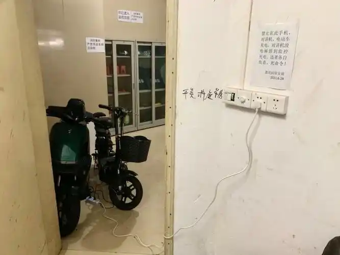 记者探访,部分小区仍有电动车违规室内充电和停放