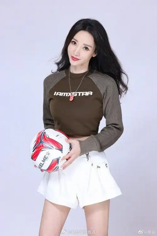 柳岩新写真化身足球宝贝 状态青春身材性感__财经头条