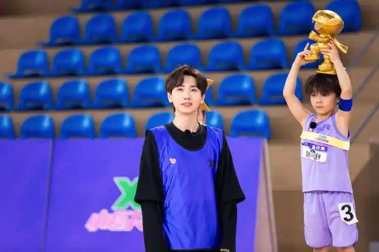 《小巨人运动会》陈立农汪苏泷化身暖心哥哥,与孩子们互动超有爱