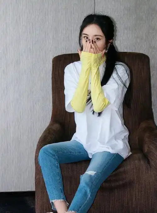 杨幂真让人羡慕黄色连帽卫衣当裙子穿明快清新似少女真好看