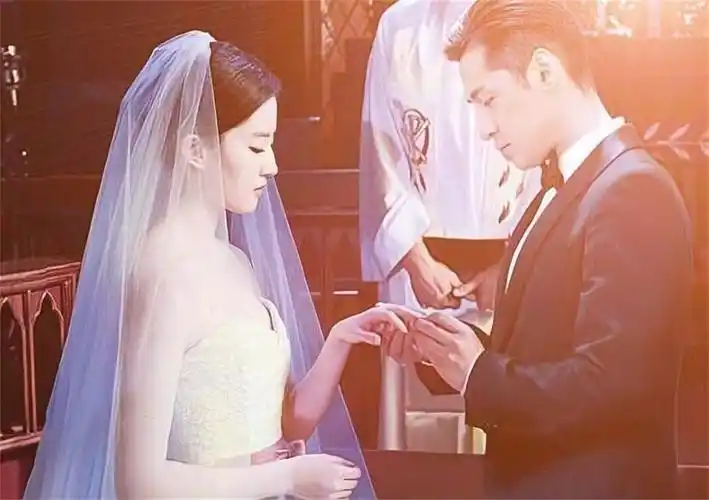 粉丝爆料胡歌和刘亦菲年底宣布结婚婚纱照都已经曝光感动想哭