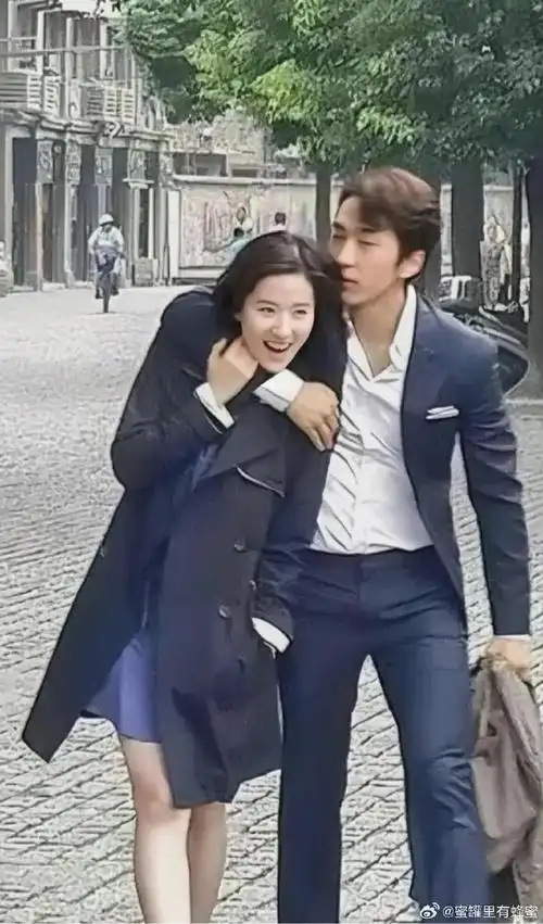 随后两人的恋情正式公开,而宋承宪也成为了刘亦菲目前唯一公开过的