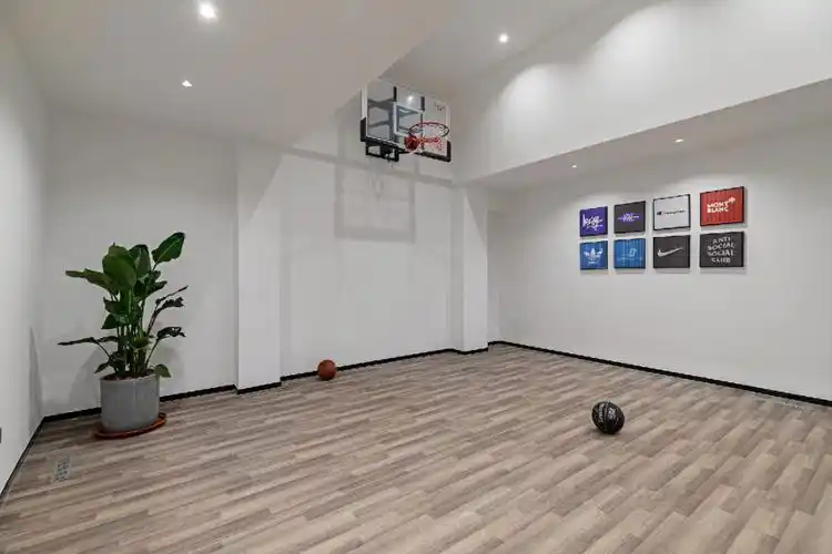 在地下室打造一个篮球场说出来你信吗