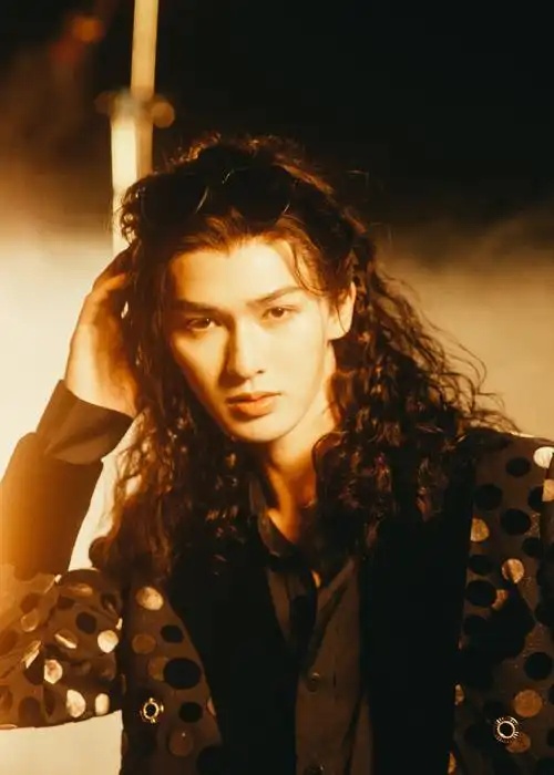 朱正廷羊毛卷长发##朱正廷摇滚长发造型