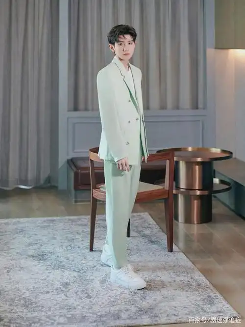 王源今日活动造型,带着清新薄荷味道!