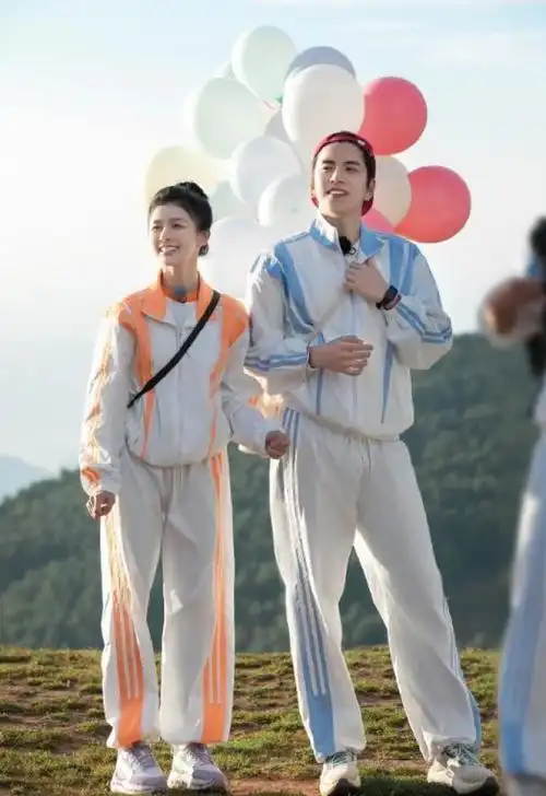 蔡卓宜王大陆紧贴着站在一起歪头看向窗外的夜景,身高只到男友肩头的