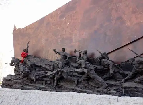 这是义勇军进行曲群雕广场群雕之一