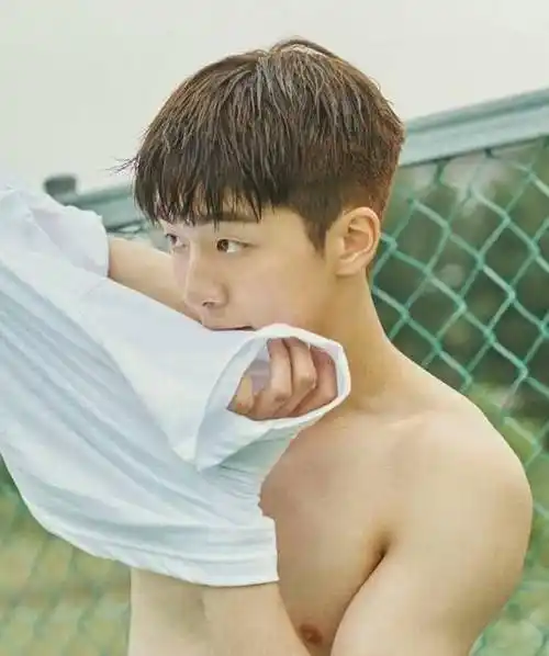 南柱赫当年曾拍摄过一组清凉写真,乍看是运动系阳光大男孩,但性感腹肌