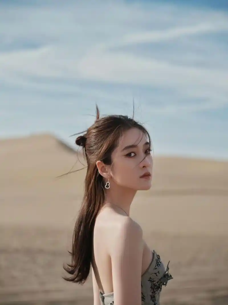 张雪迎沙漠清凉时尚穿搭写真