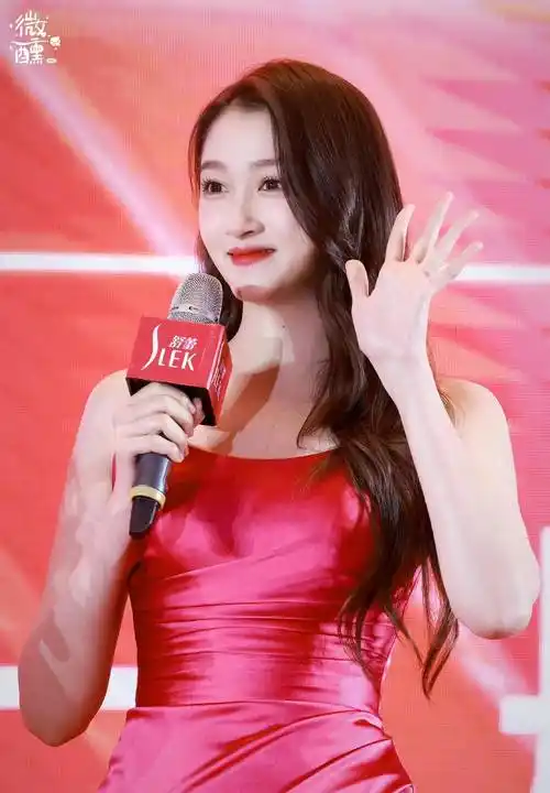 关晓彤和玫红的长吊带裙真好看,慵懒的卷发华丽丽,好迷人_漂亮_玫瑰