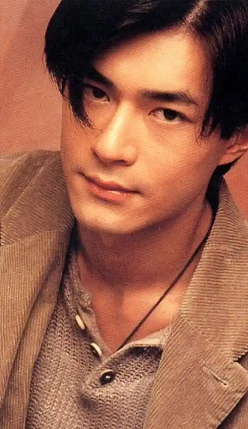 1,年轻的奶油小生古天乐古天乐,家境殷实,父母从小管教严格.