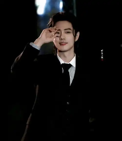 帅的太超过了!#肖战赴新加坡参加活动 #这谁顶 - 抖音