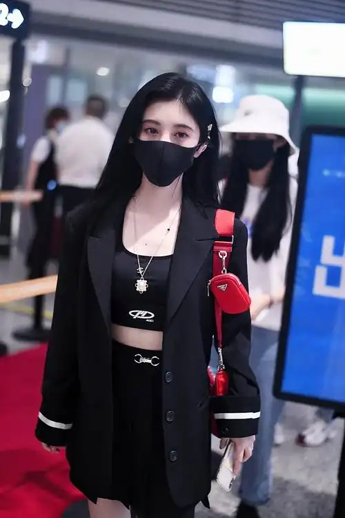 鞠婧祎穿黑色露脐装现身机场 获粉丝跟拍暖心提醒