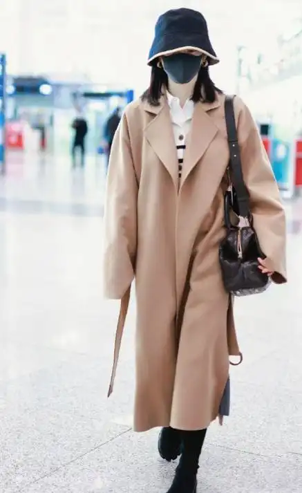 景甜穿潮装亮相首都机场引发时尚风潮