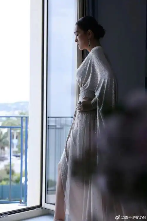 #戛纳红毯##巩俐戛纳红毯造型##戛纳明星造型#