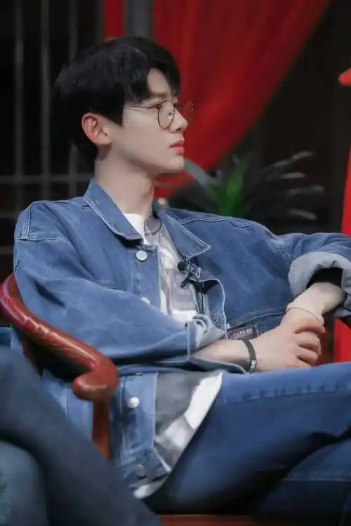 白敬亭出道六周年明知有畏一往无前