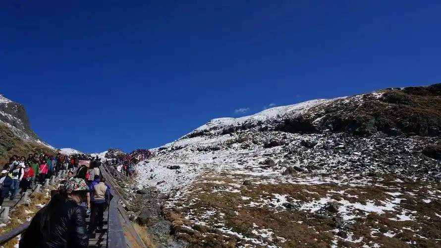 中餐后登1442级台阶到达长白山十六峰之一玉柱峰,沿途观赏长白山原始