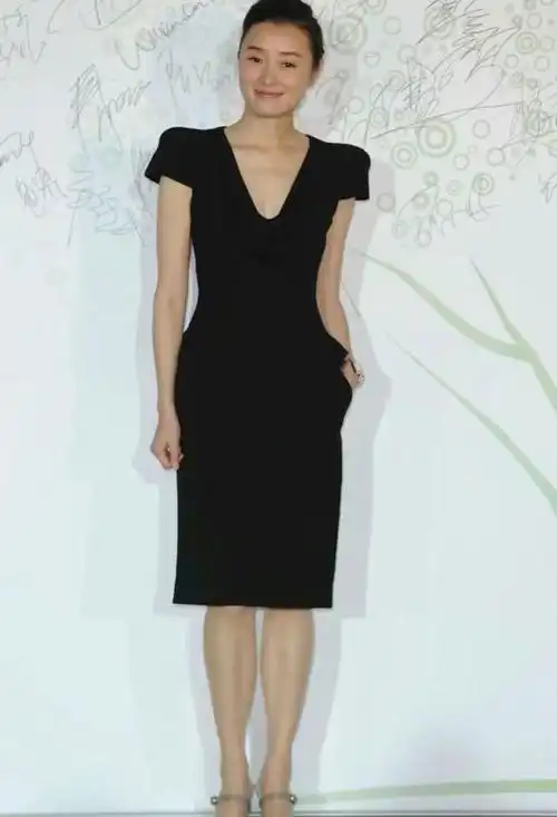 穿小黑裙梳大背头高级时尚,完全看不出年龄|高跟鞋|连衣裙|裙装|收腰