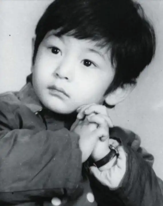 他做得最叛逆的事情就是上课偷看小说,黄晓明最爱金庸的武侠小说,他