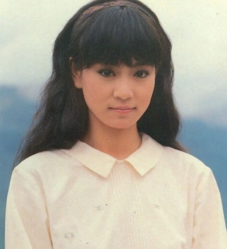 这是刘雪华年轻时的照片,一头披肩长发显得很青涩,齐刘海也是满满的