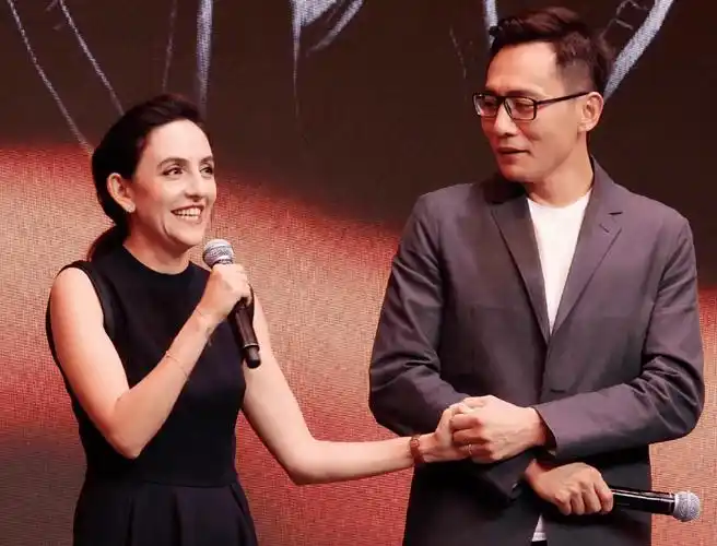 刘烨老婆近照撞脸谢娜,两个人生活状态迥异,除了长相哪儿都不像_安娜