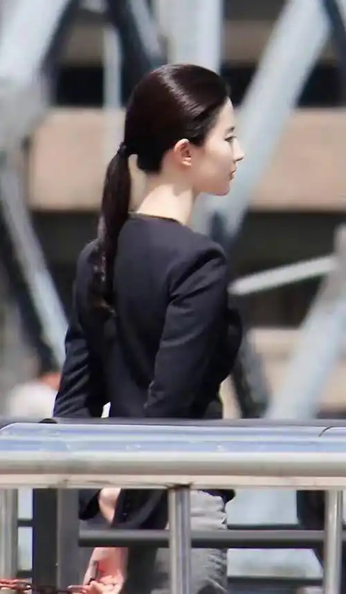 杨超越这个头型可以媲美刘亦菲了,就像圆规画出来的一样_发型_面料