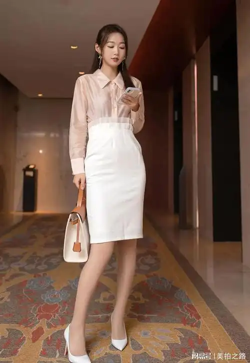 淡粉色衬衣一步裙搭配肉丝白色高跟鞋有职场ol的风采