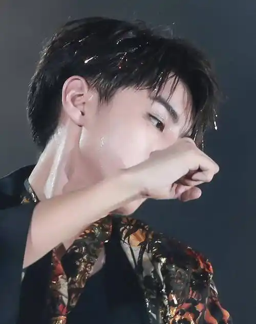 王俊凯的流汗照,王一博的流汗照,肖战的流汗照,看到他:荷尔蒙"爆棚"