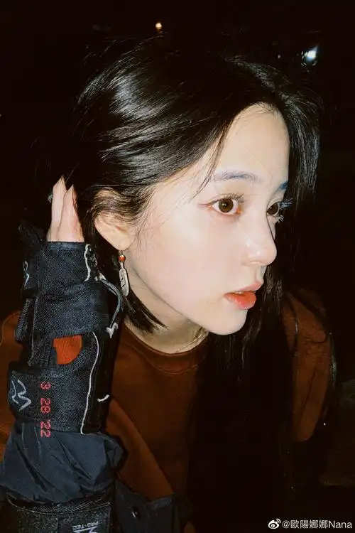 欧阳娜娜晒练滑板照怼脸自拍侧颜优越