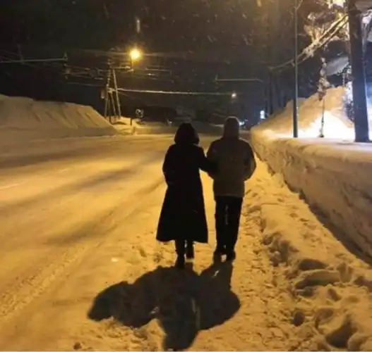 刘嘉玲与梁朝伟情人节秀恩爱相互搀扶走在雪中背影很浪漫