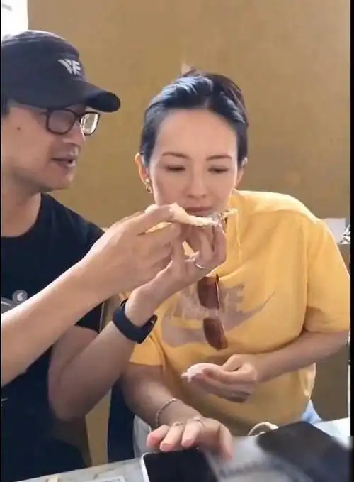 章子怡43岁生日派对惊艳与女儿穿姐妹装前夫汪峰献唱助兴