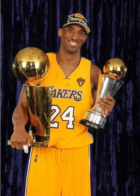 成功复仇蝉联总冠军 11,2012年12月5日对阵黄蜂队,科比成为联盟历史