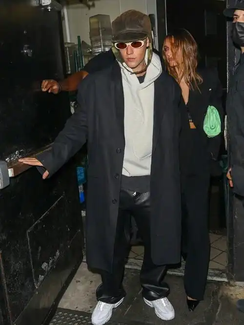 justin bieber 贾斯汀比伯和妻子海莉在西好莱坞离开 the nice guy