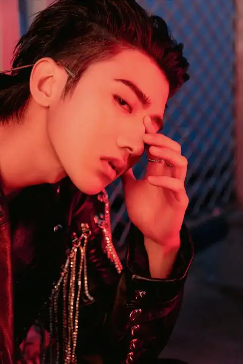 蔡徐坤黑色流苏皮衣造型##蔡徐坤黑色流苏皮衣