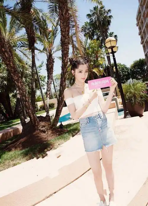 小白鞋已经失宠,今年流行欧阳娜娜的"帆布鞋",美回18岁模样_选择了