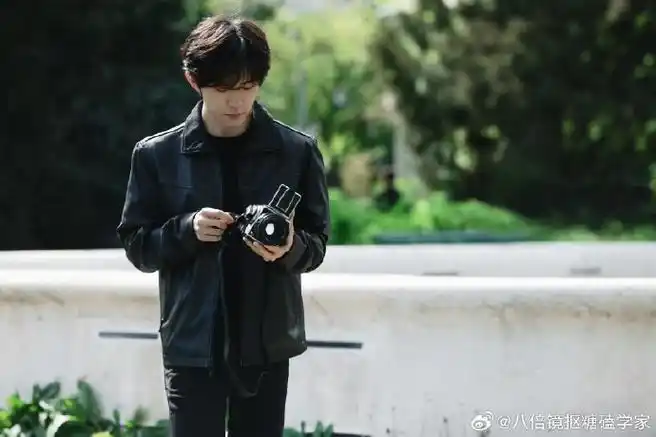 易烊千玺端午明信片##易烊千玺翻领黑色皮衣