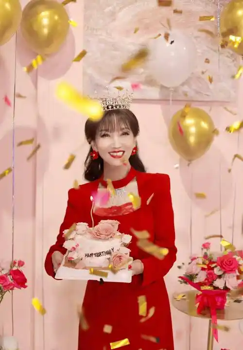 赵雅芝70岁生日照,纤腰,少女脸赛过40岁风姿,真是"人比花娇"_女性