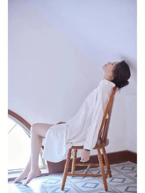 独坐在窗前感受一个人的孤单