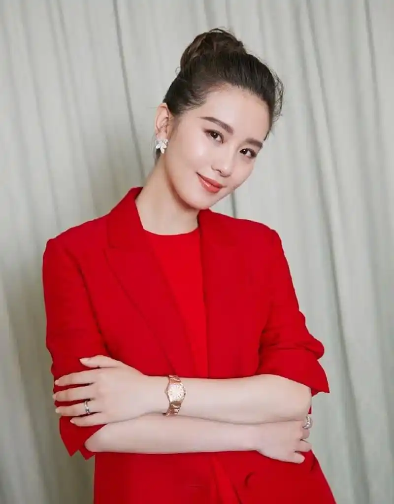 星闻#   刘诗诗的红色连衣裙搭配黑色高跟鞋,看上去十分沉稳,气质一