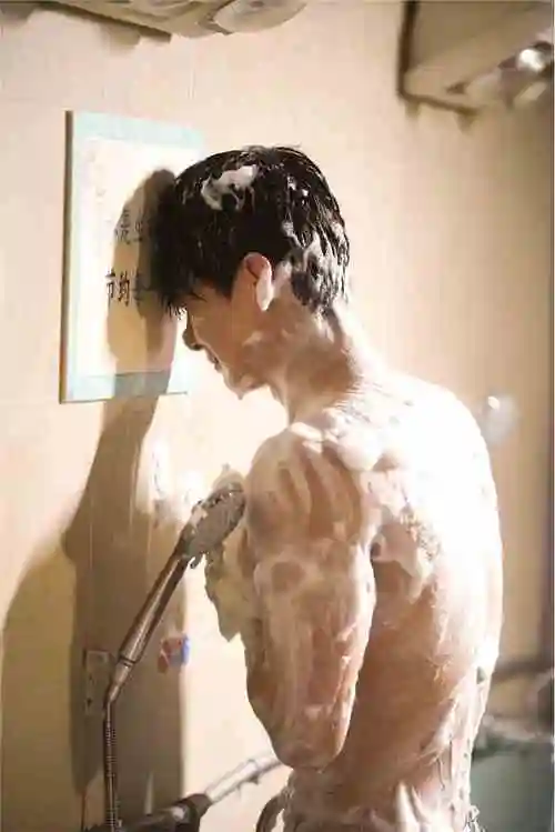 养老剧还有肉看!白敬亭《八零九零》曝洗澡大片