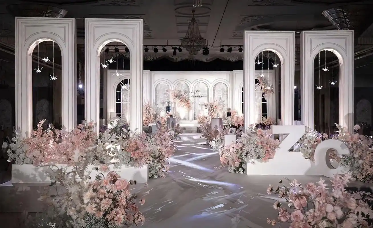 主舞台采用暖白色的宫廷风造型,立体 - 抖音