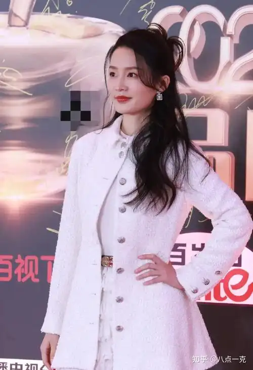 李沁代表《梦中的那片海》剧组亮相电视剧品质盛典红毯,她身着纯白