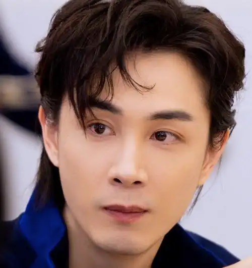 李承铉这也太正太帅了吧