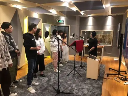 配音现场带着爸爸去留学