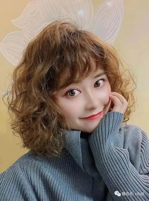 一款适合自己的短发烫发发型秋冬剪短发烫发更好看.
