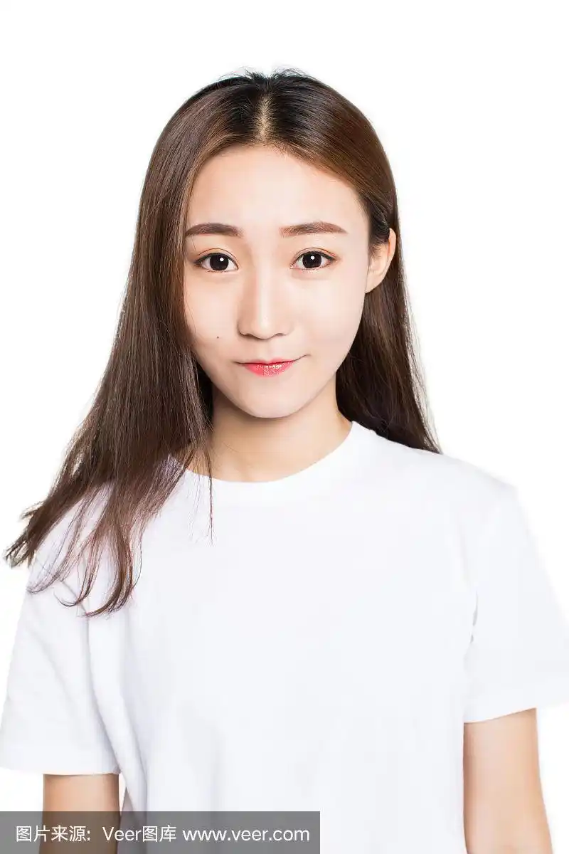 年轻微笑的亚洲女人的工作室肖像