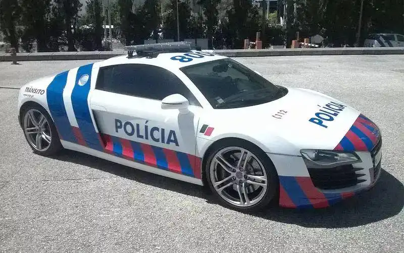 奥迪r8:葡萄牙自2011年以来,梅甘娜rs就开始在法国的宪兵队服役.