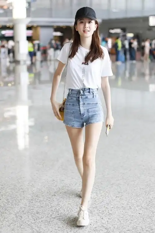 乔欣的时尚感真不一般,"短裤"设计的好独特,配白t恤清清爽爽