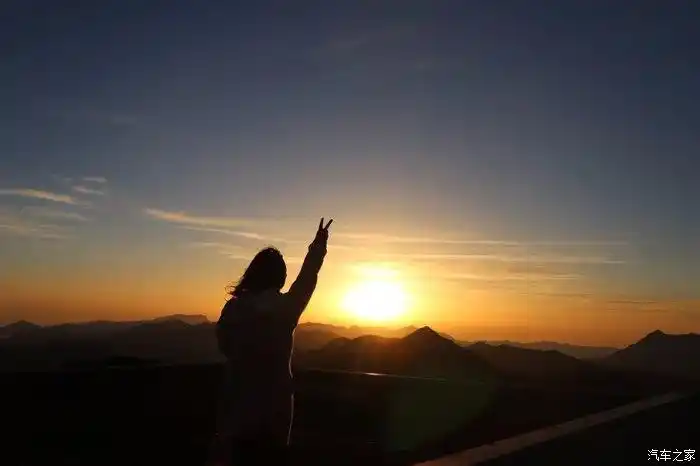 姐姐更兴跳起来了,剪刀手比起哈哈